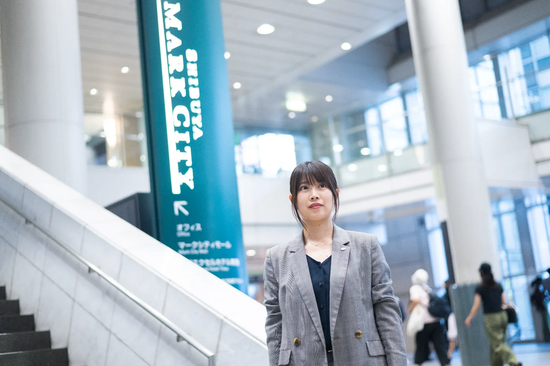オフィスで働く女性