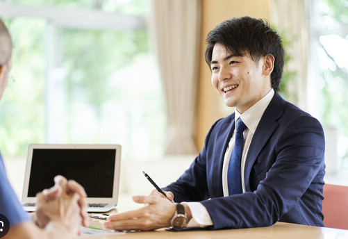 ビジネスパーソン2人が会議をしている様子