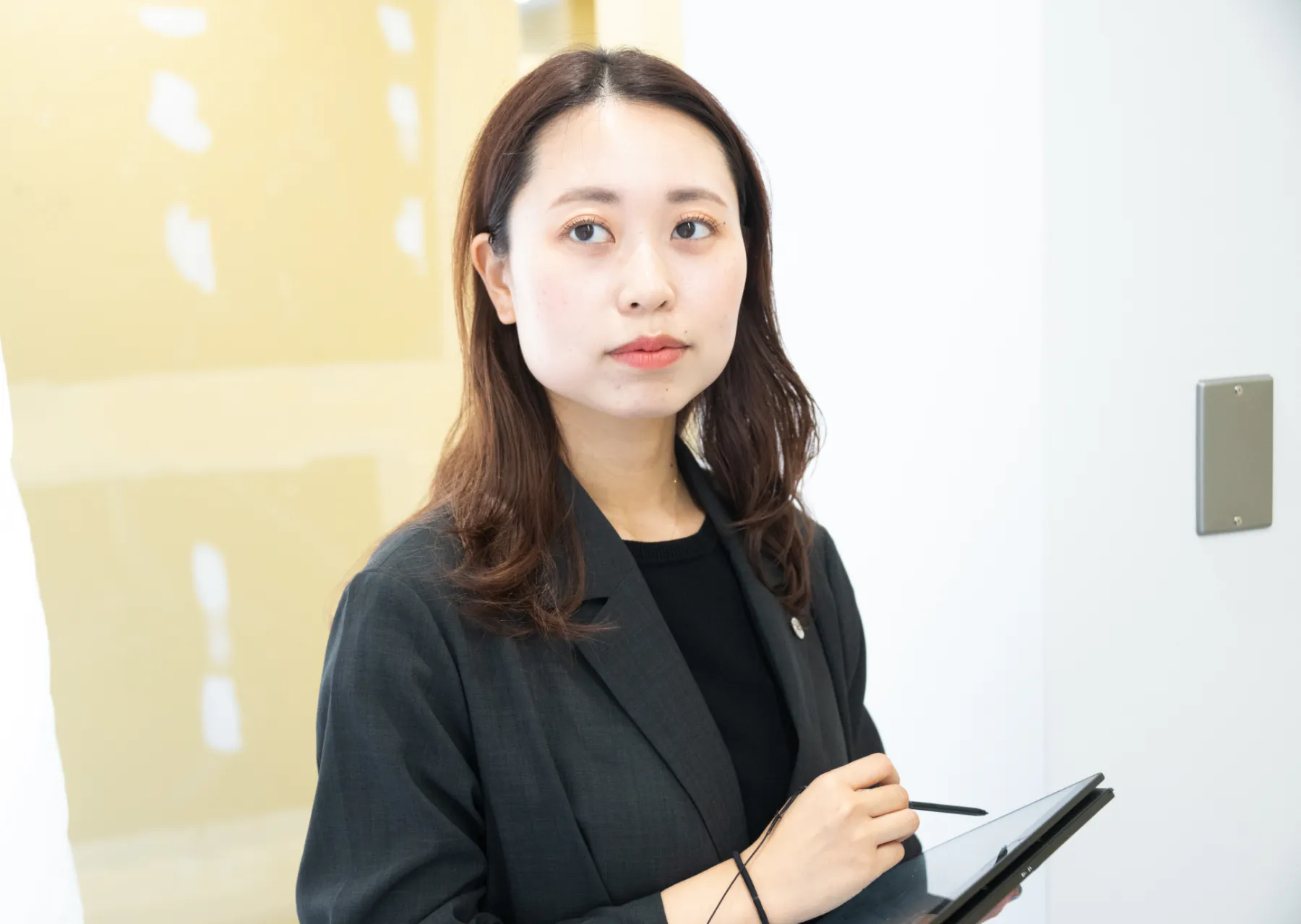 女性とメッセージビジュアル